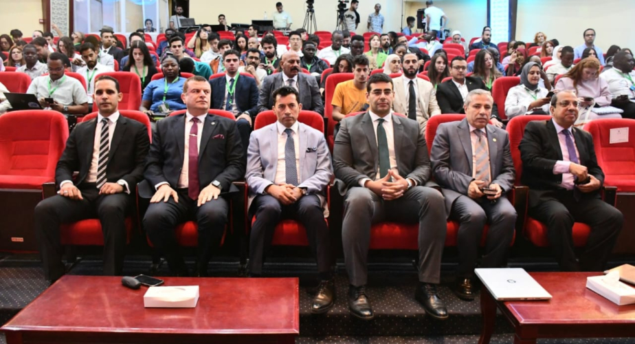 Sous le haut patronage du Président Abdel Fattah El-Sissi et en partenariat avec les Nations Unies.. Le Ministre de la Jeunesse et des Sports assiste à la session "Gouvernance et lutte contre la corruption" dans le cadre de la cinquième édition de la Bourse Nasser pour le Leadership International