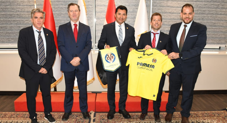 El Ministro de Juventud y Deporte se reúne con el embajador de España y representantes del Villarreal CF para explorar vías de cooperación conjunta