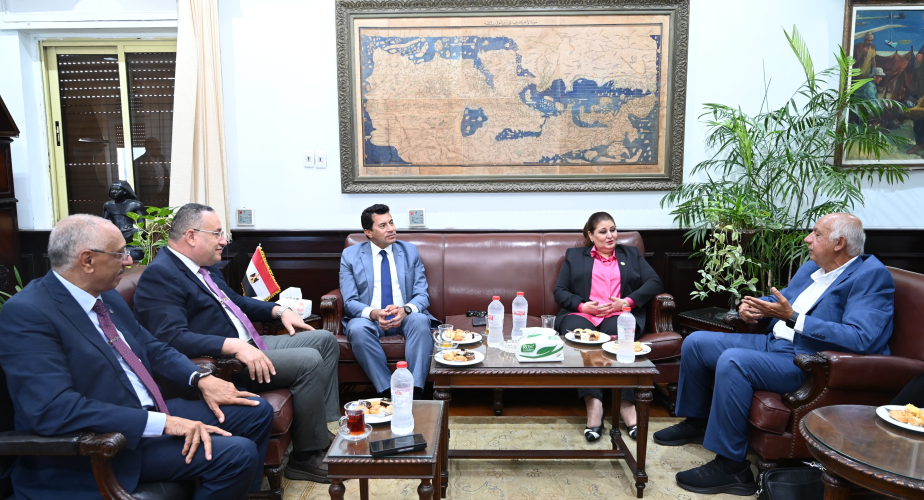 وزير الشباب يجتمع مع قيادات جامعة الإسكندرية والمؤسسة العلمية للقلب والشرايين لبحث التعاون في الطب الرياضي
