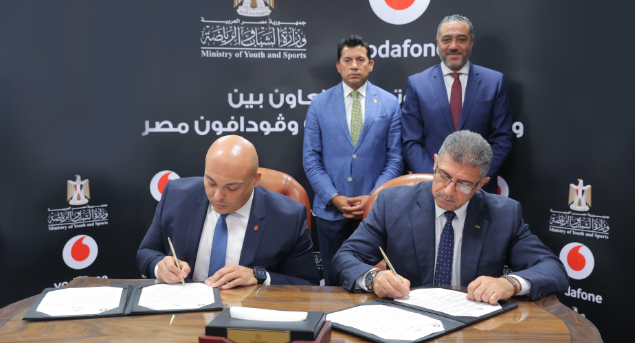 وزير الشباب والرياضة يشهد توقيع بروتوكول تعاون مع ڤودافون مصر