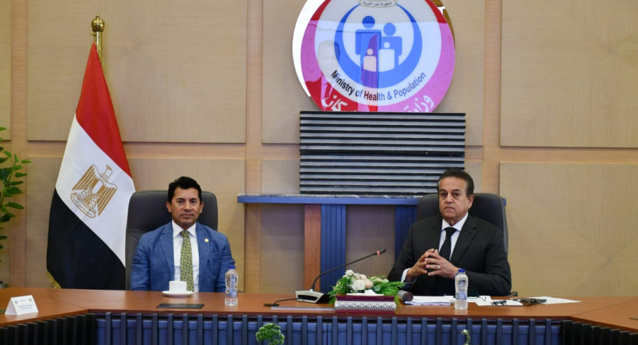 وزيرا الصحة والشباب يعقدان لقاءً موسعًا مع لجنة الصحة بنموذج محاكاة مجلس الشيوخ