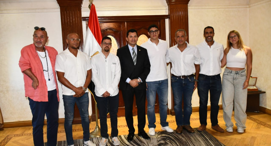 وزير الشباب والرياضة يستقبل البعثة المصرية ويكرمها بعد التتويج بالمركز الأول في سباق "كابري - نابولي" العالمي للسباحة بإيطاليا