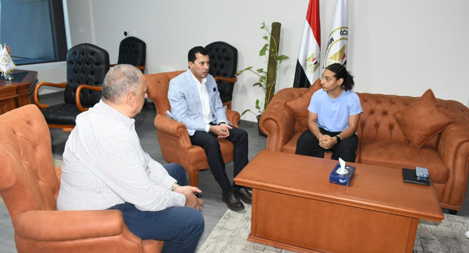 وزير الرياضة يلتقي لاعبة الإسكواش كنزي أيمن لتذليل العقبات الدراسية ودعم مسيرتها الرياضية