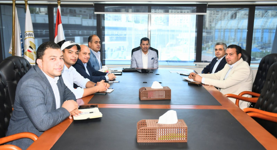 وزير الرياضة يعقد اجتماعًا لمناقشة خطط تطوير رياضة الفروسية