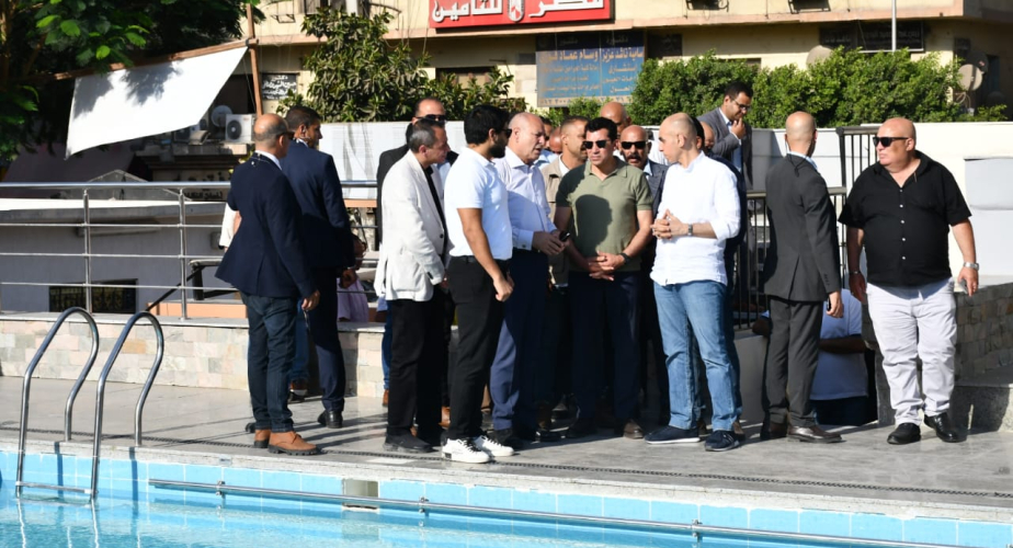 وزير الرياضة ومحافظ القاهرة يتفقدان المركز الرياضي بشبرا