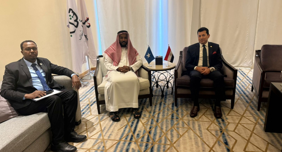 وزير الشباب والرياضة يلتقي نظيره الصومالي لبحث سبل التعاون المشترك