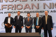 El Ministro de Juventud y Deportes asiste a la conferencia anual de la Asociación de Empresarios Egipcios-Africanos y a la Noche de Ramadán Africana