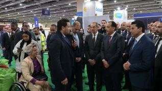 Waziri Mkuu akikagua mabanda kadhaa kwenye maonesho na kongamano la "Sports Expo 2025"