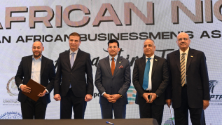 El Ministro de Juventud y Deportes asiste a la conferencia anual de la Asociación de Empresarios Egipcios-Africanos y a la Noche de Ramadán Africana