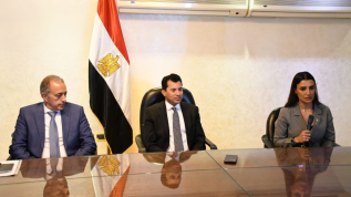 الدكتور أشرف صبحى  يشهد عقد رعاية بطولة العالم للناشئين والناشئات