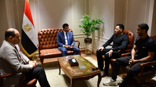 وزير الشباب والرياضة يلتقي بطل المصارعة مصطفى حسين