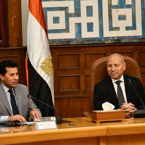 وزير الشباب والرياضة ومحافظ القاهرة يبحثان التعاون المشترك