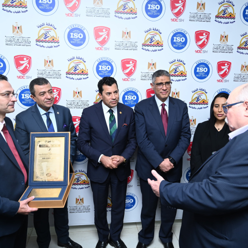 د أشرف صبحي يتسلم شهادة الأيزو لمركز التنمية الشبابية بالشيخ زايد