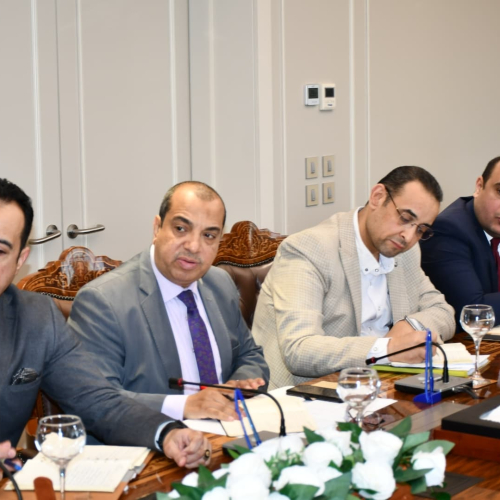 وزير الشباب والرياضة يناقش مع قيادات الوزارة سُبل تكثيف برامج وأنشطة ترسيخ القيم الأصيلة ومواجهة الافكار الهدامة
