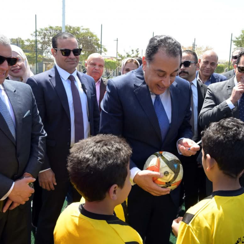 رئيس الوزراء يتفقد "معسكر القرش" الدولي المطور للشباب