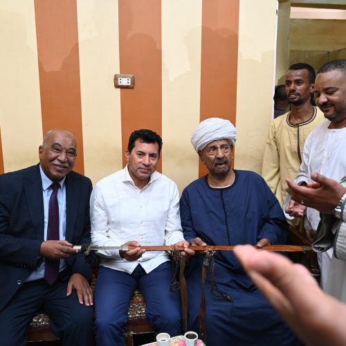 وزير الشباب والرياضة يلتقي مشايخ العبابدة بمدينة دراو بأسوان لبحث المتطلبات