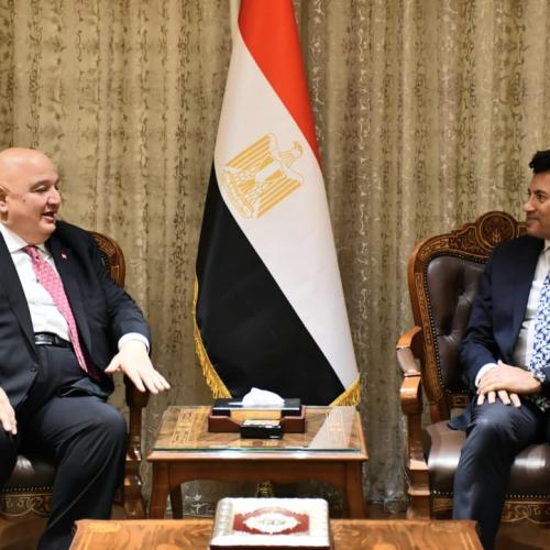 د. أشرف صبحى  يناقش استعدادات تنفيذ مشروع "30 يوم تحدي" مع بنك saib وشركة برزنتيشن لايف