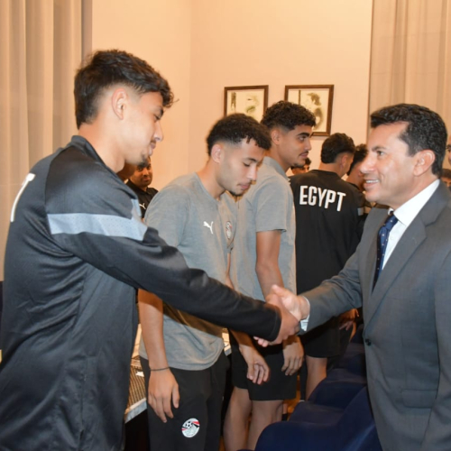 وزير الرياضة يدعم منتخب الشباب قبل مواجهة المغرب