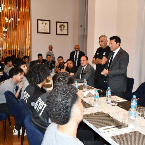 وزير الرياضة يدعم منتخب الشباب قبل مواجهة المغرب