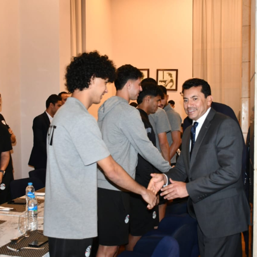 وزير الرياضة يدعم منتخب الشباب قبل مواجهة المغرب