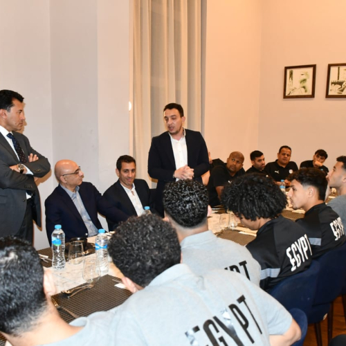 وزير الرياضة يدعم منتخب الشباب قبل مواجهة المغرب