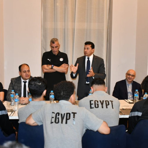 وزير الرياضة يدعم منتخب الشباب قبل مواجهة المغرب