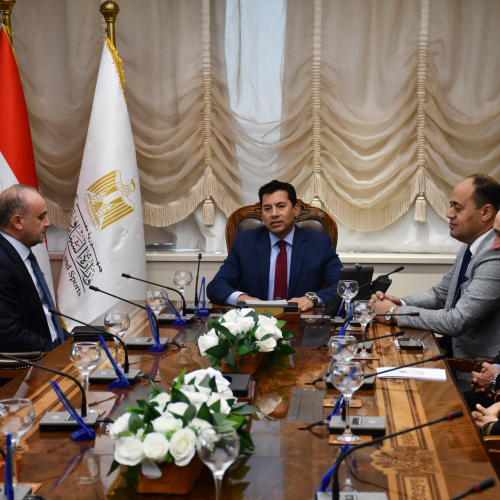 وزير الشباب يستقبل رئيس الاتحاد الدولي للسلاح ويكرّمه: دعم مستمر للكوادر المصرية وتعزيز التعاون الدولي