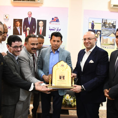 وزير الشباب ومحافظ بني سويف يتفقدون الأنشطة والمشروعات داخل مركز التنمية الشبابية
