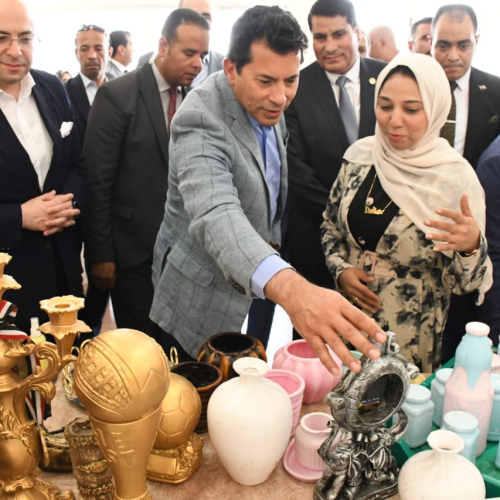 وزير الشباب ومحافظ بني سويف يتفقدون الأنشطة والمشروعات داخل مركز التنمية الشبابية