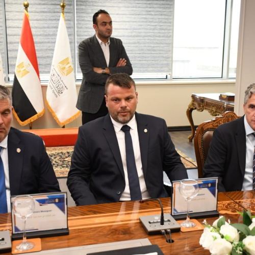 وزير الشباب يلتقي السفير الإسباني وممثلي نادي فياريال لبحث سبل التعاون المشترك