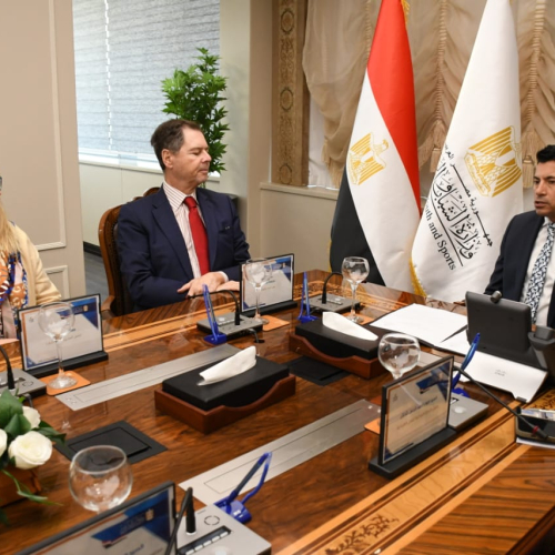 وزير الشباب يلتقي السفير الإسباني وممثلي نادي فياريال لبحث سبل التعاون المشترك