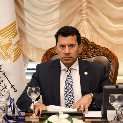 وزير الشباب يلتقي السفير الإسباني وممثلي نادي فياريال لبحث سبل التعاون المشترك