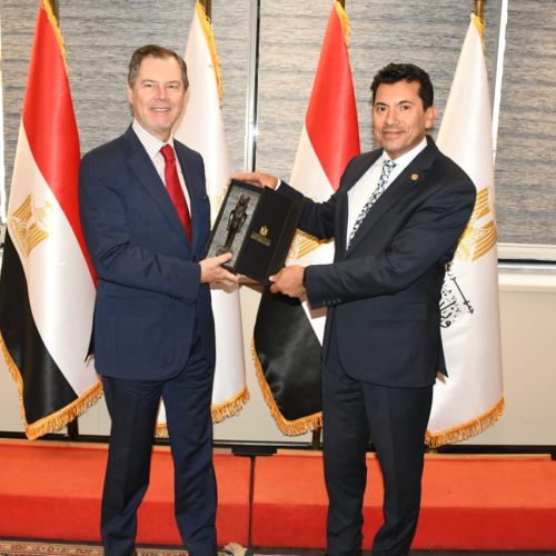 وزير الشباب يلتقي السفير الإسباني وممثلي نادي فياريال لبحث سبل التعاون المشترك