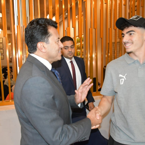 وزير الرياضة يدعم منتخب الشباب قبل مواجهة المغرب