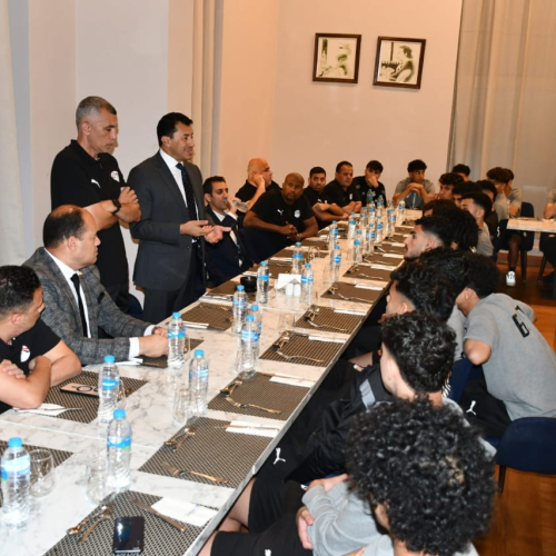 وزير الرياضة يدعم منتخب الشباب قبل مواجهة المغرب