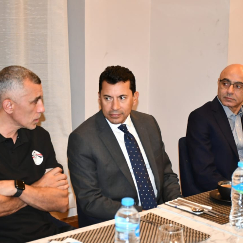 وزير الرياضة يدعم منتخب الشباب قبل مواجهة المغرب