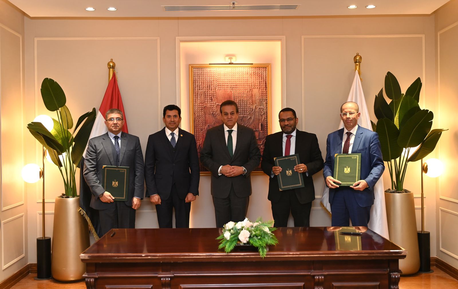 وزير الشباب والرياضة ونائب رئيس مجلس الوزراء وزير الصحة يشهدان توقيع مذكرة تفاهم لسرعة إنقاذ الأشخاص المعرضين للإصابة بتوقف عضلة القلب المفاجئ