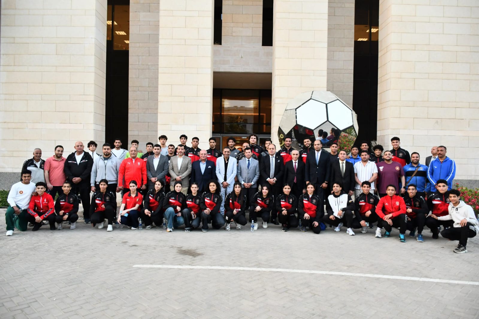وزير الشباب يجتمع باتحاد المصارعة ومنتخب مصر استعدادًا للبطولة الأفريقية بالمغرب