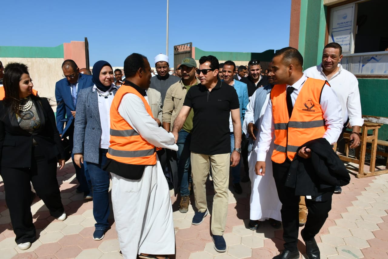 وزير الشباب والرياضة يتفقد تنفيذ فعاليات القوافل التعليمية والتنويرية بمدرسة سعد أبو ريده بشلاتين