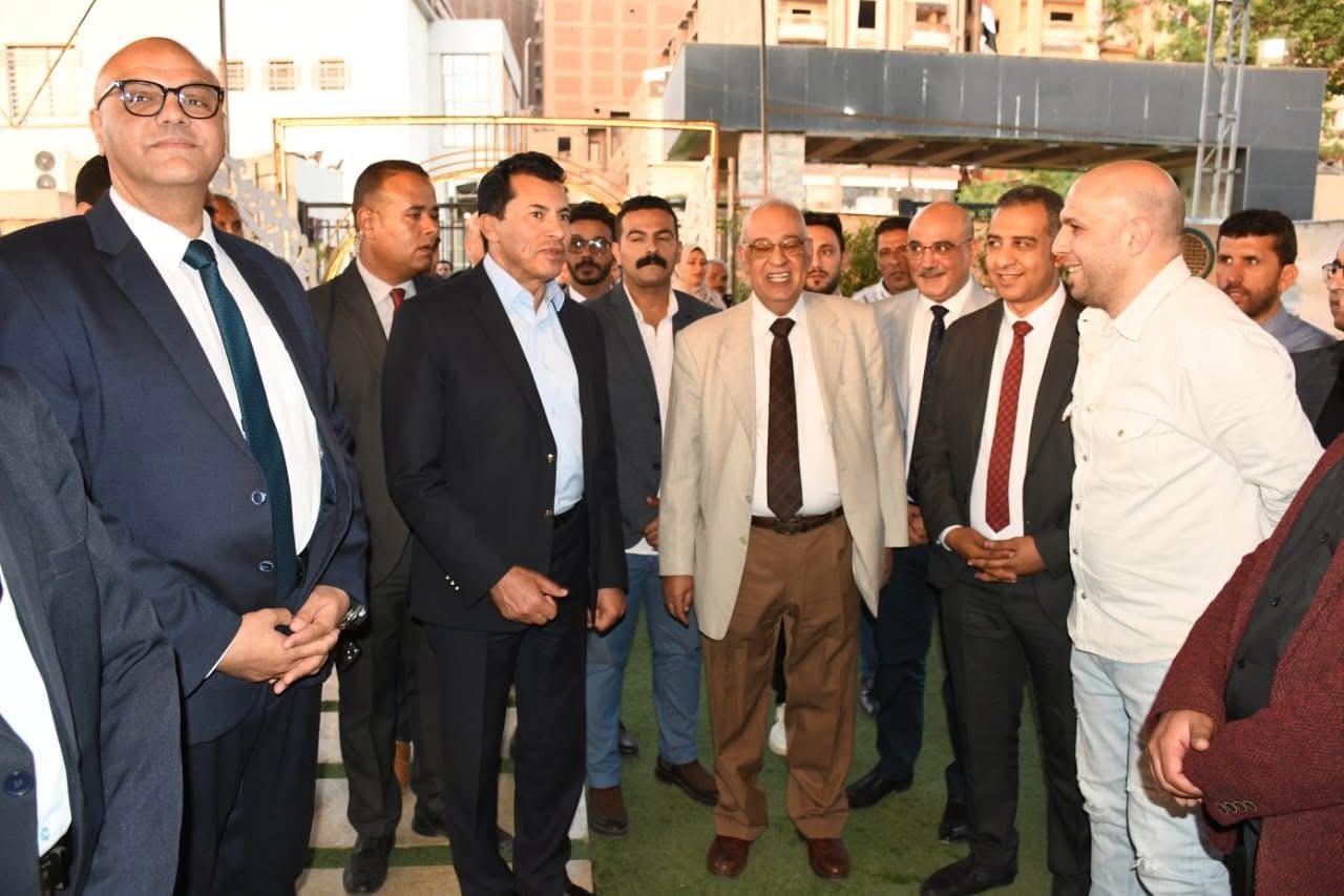 أشرف صبحي يطلق شارة بدء التدريبات للعاملين بمركز التنمية الشبابية والرياضية بشبرا الخيمة