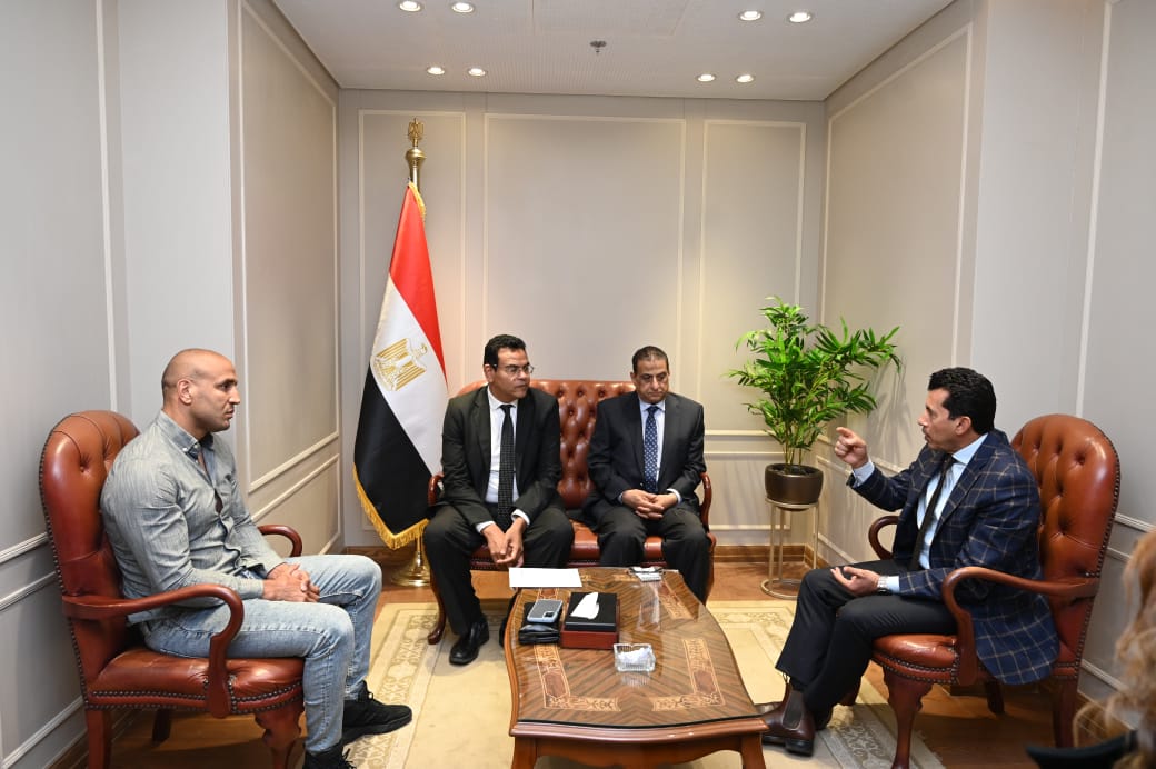 وزير الشباب والرياضة يلتقي رئيس اتحاد الملاكمة واللاعب عبد الرحمن عرابي لدراسة دعم الأبطال