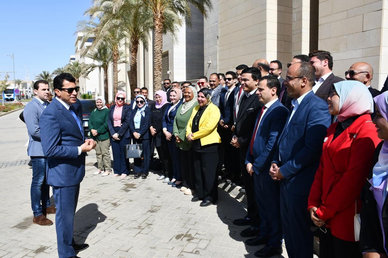 صبحى  يستقبل ممثلي "اتحاد بشبابها" قبيل زيارتهم لمركز  معلومات مجلس الوزراء