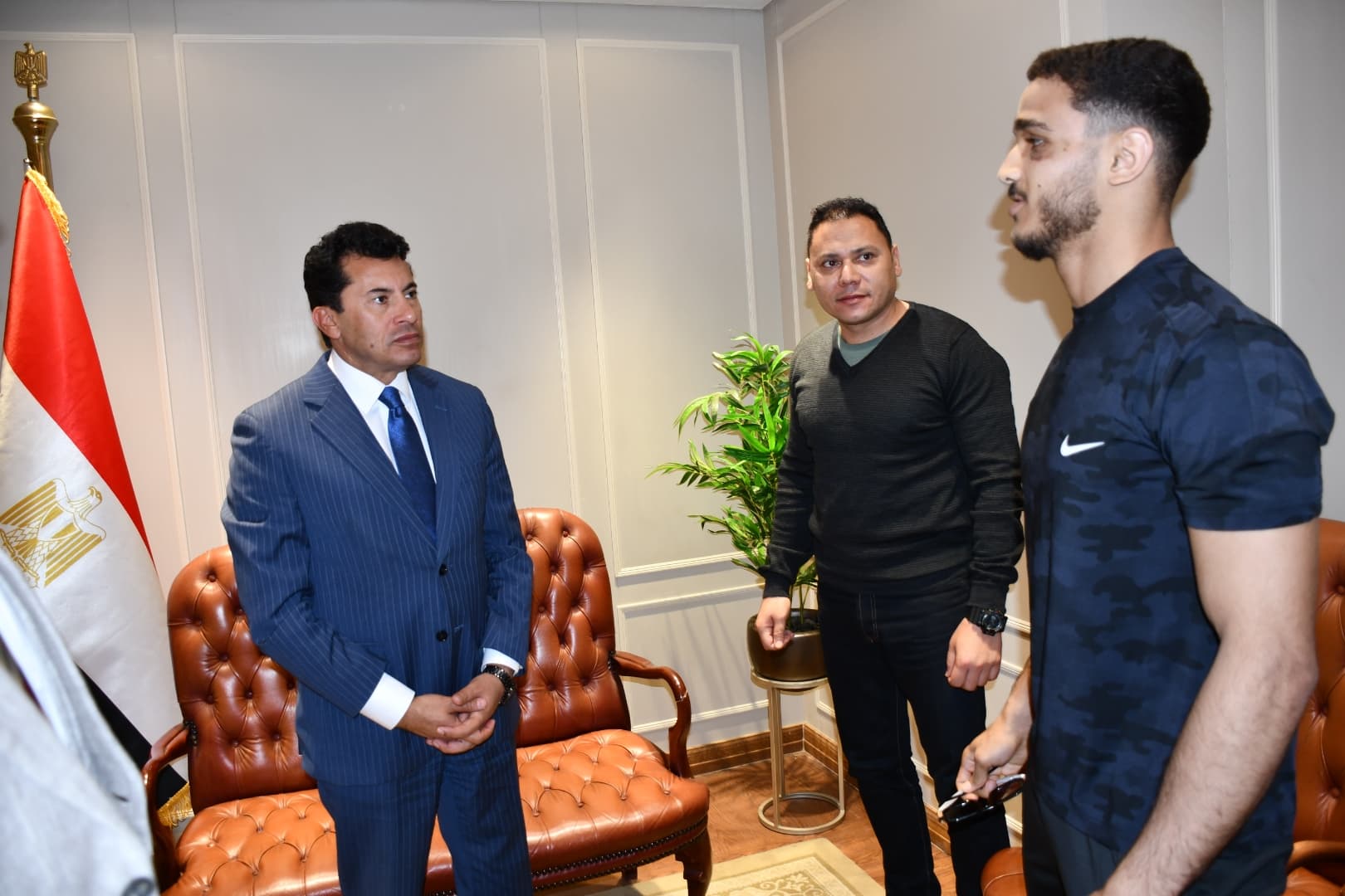 وزير الشباب يلتقي بطل المصارعة مصطفى حسين ويوجه بتقديم الدعم الكامل لتأهيله للأولمبياد