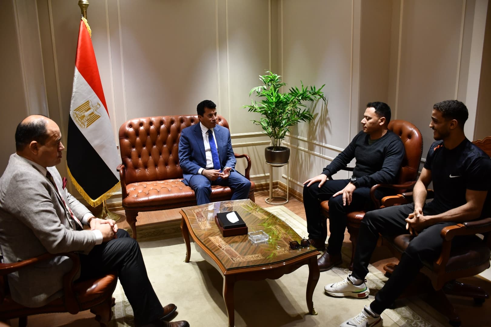 وزير الشباب والرياضة يلتقي بطل المصارعة مصطفى حسين