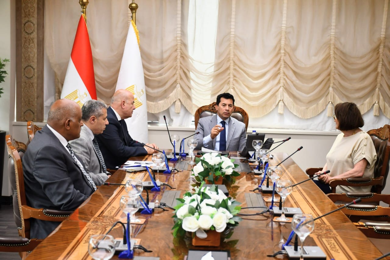 وزير الشباب والرياضة يستعرض مع مؤسسة مودة التنمية المتكاملة بمركز شباب الإمامين والتونسي