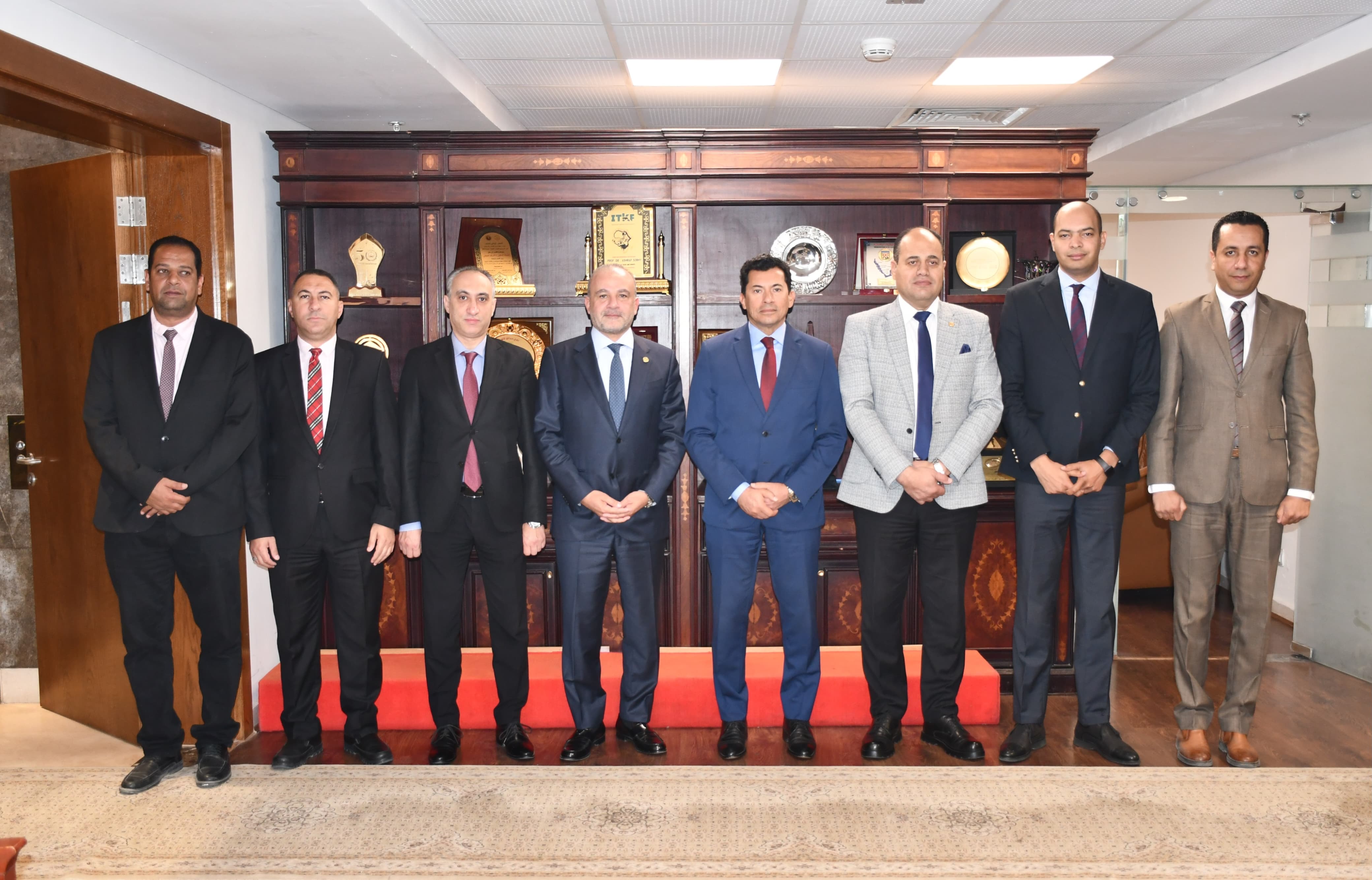 وزير الشباب يستقبل رئيس الاتحاد الدولي للسلاح ويكرّمه: دعم مستمر للكوادر المصرية وتعزيز التعاون الدولي