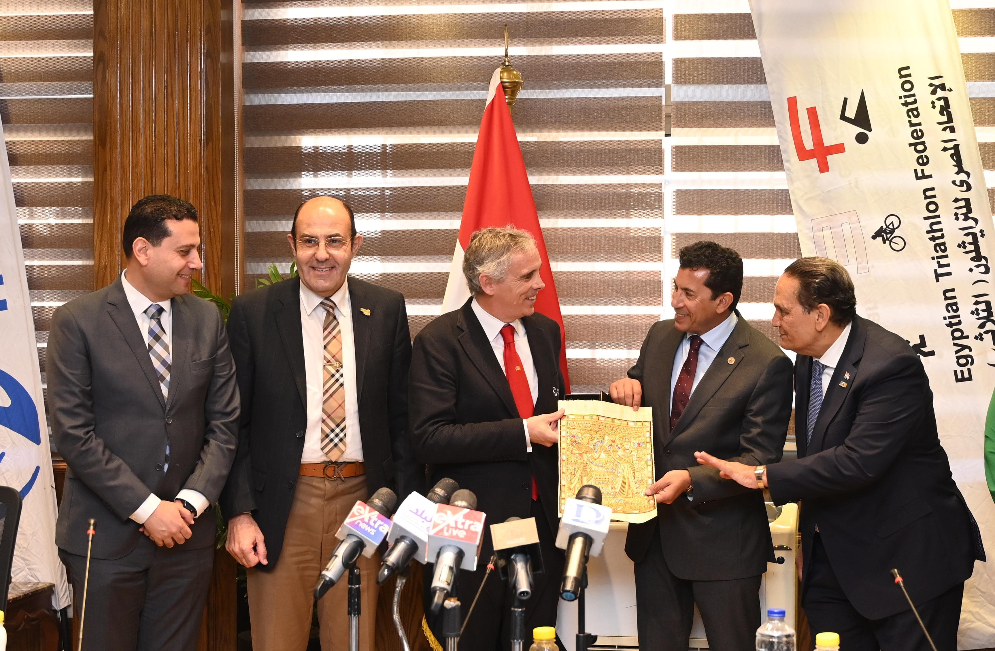 وزير الرياضة يشهد المؤتمر الصحفي للإعلان عن البطولات العربية والإفريقية للترايثلون بالجلالة