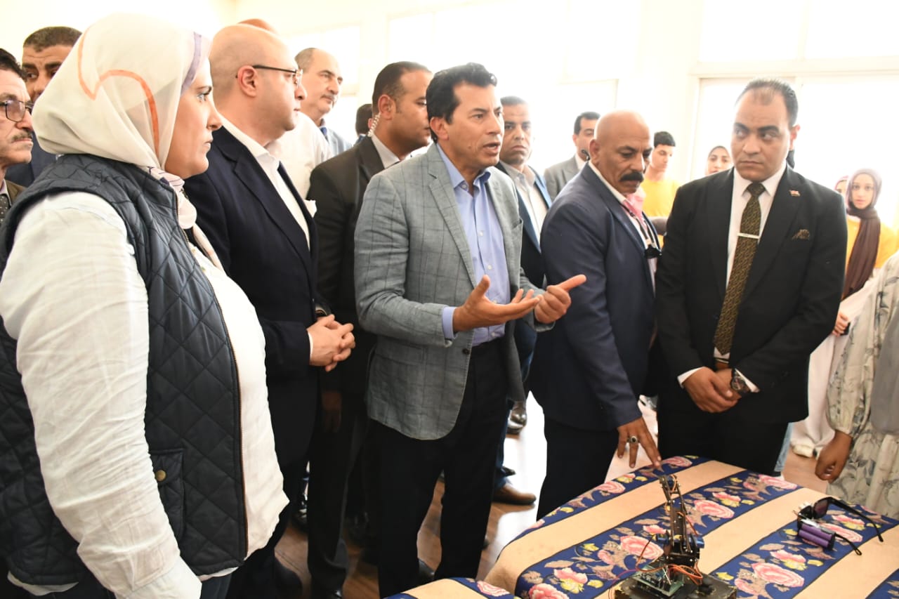 وزير الشباب ومحافظ بني سويف يتفقدون الأنشطة والمشروعات داخل مركز التنمية الشبابية