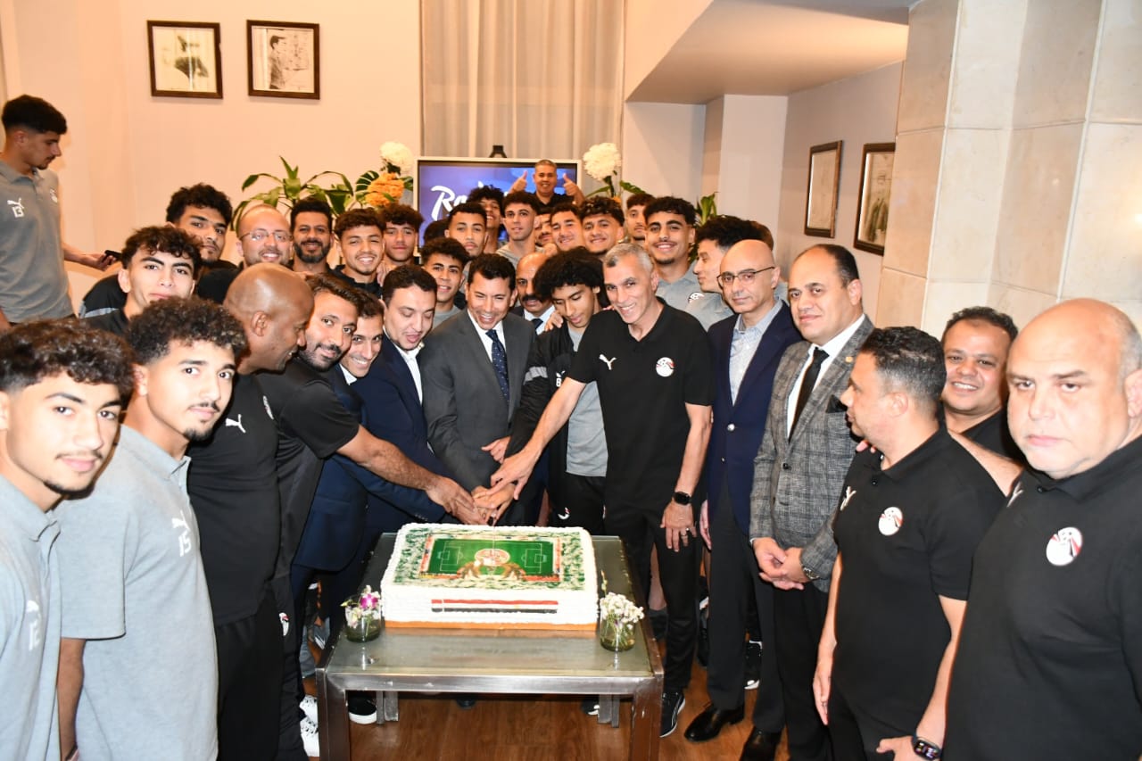 وزير الرياضة يدعم منتخب الشباب قبل مواجهة المغرب