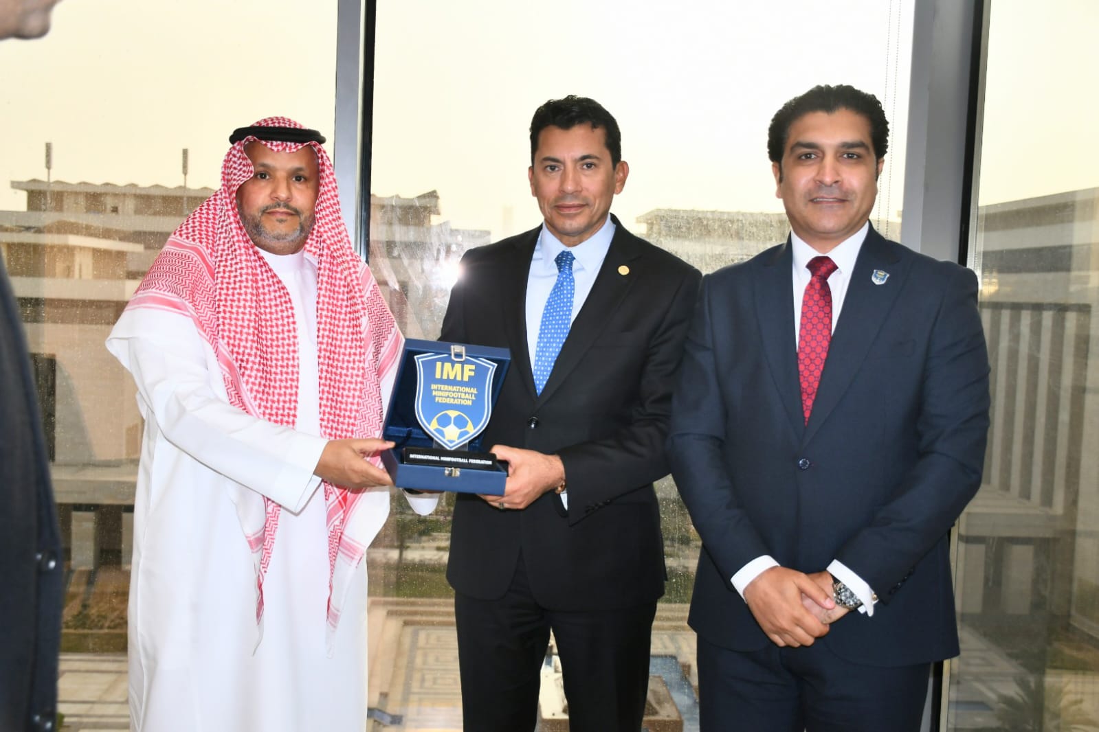 وزير الرياضة يستقبل رئيس الاتحاد الدولي للميني فوتبول